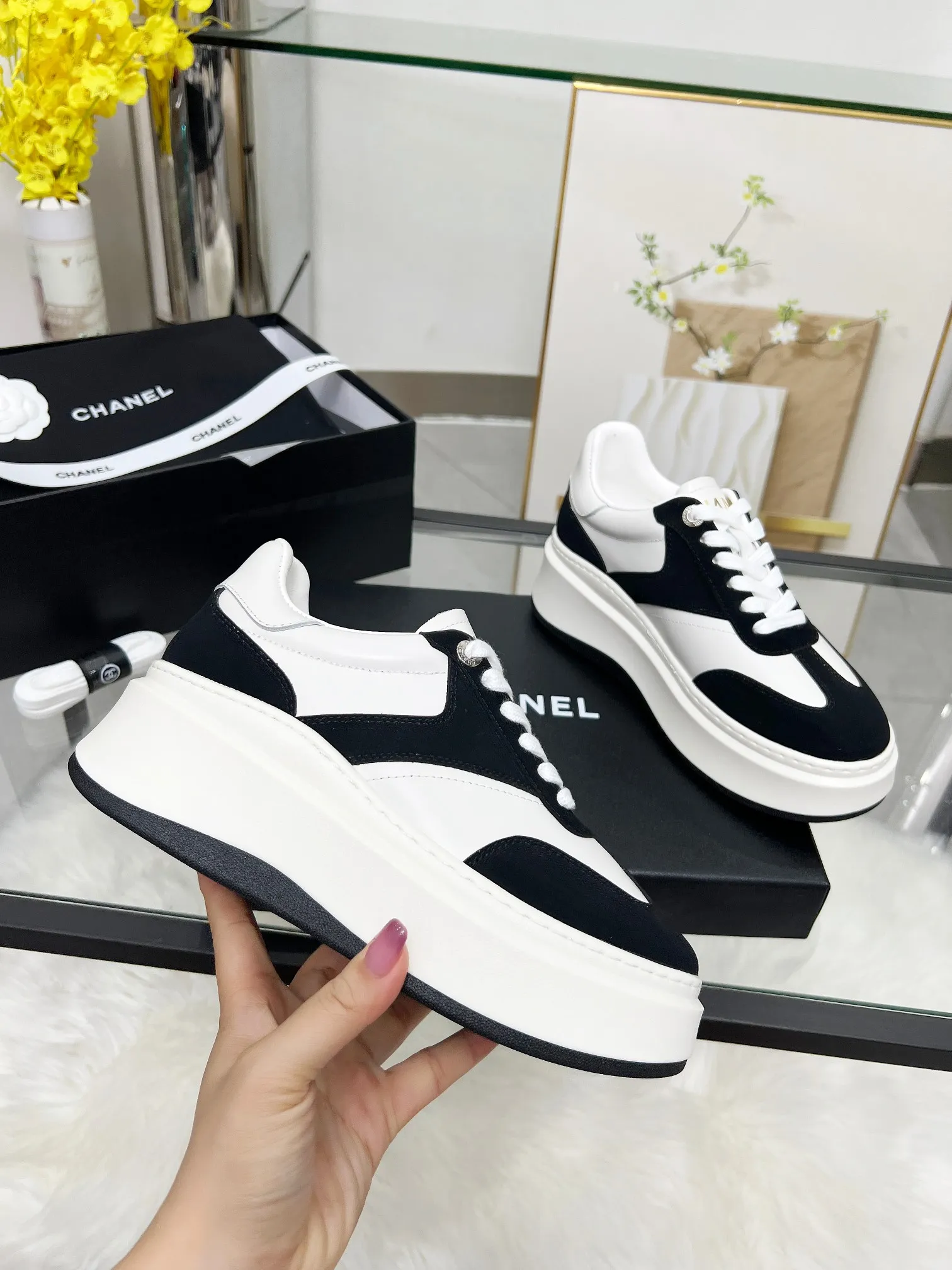 👟👟Ex-factory price 480👟👟 CHANEL 25C spring and summer new sports shoes official website is available at the same time ❤️ Counter out-of-stock kings. Major bloggers are recommending new styles on social days. This season’s new styles are simply eye-catching and look great on the feet. The casual casual sports style is refreshing and natural, interpreting Chanel’s fashionable femininity. The overall customization makes all sports models on the market at that time obsolete. This series is now available for sale! The upper is made of custom imported pebbled calf leather ➕ custom frosted calf leather. The lining is made of original one-to-one professionally customized mesh. Hardware accessories. Original full set of molds (not common in the market). Original custom molded TPU combination outsole. Height 4 cm. Women's size 35-39.